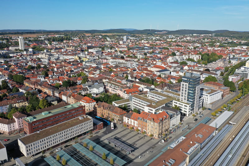 Die Innenstadt von Kaiserslautern mit dem Hauptbahnhof im Vordergrund.